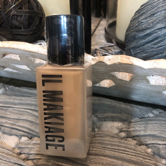 IL MAKIAGE Other - IL Makiage- Woke Up Like This Foundation in shade 020